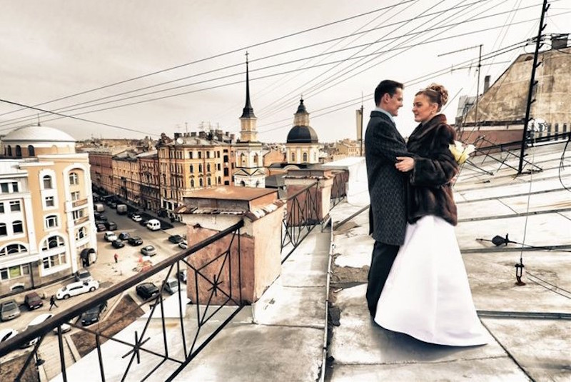 Due innamorati sopra i tetti di San Pietroburgo