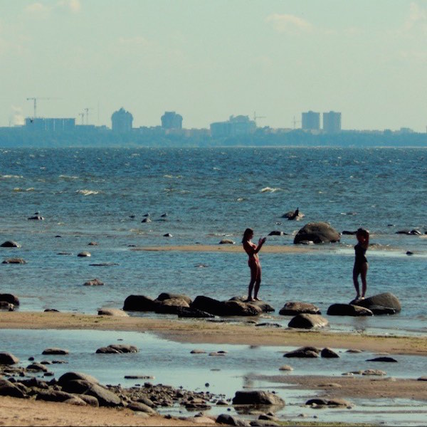 La parte iniziale della spiaggia di Komarovo: due ragazze fanno qualche scatto ricordo