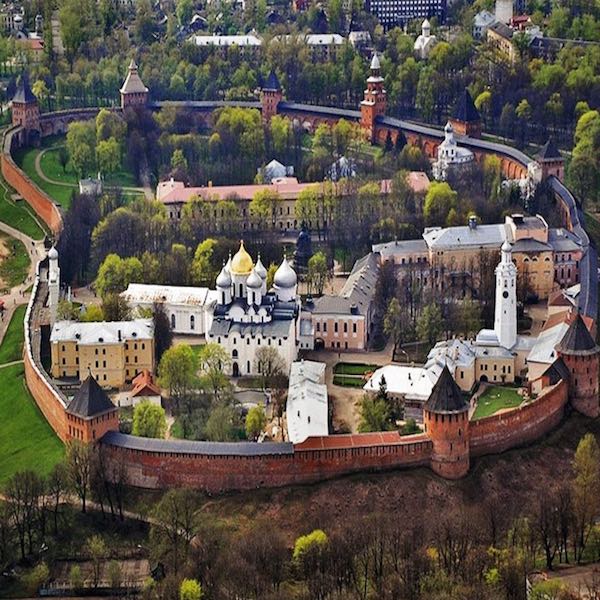 La fortezza di Velikij Novgorod tra San Pietroburgo e Helsinki