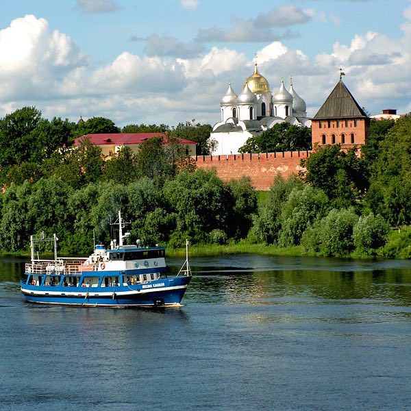 Una barca si avvicina a Velikij Novgorod d'estate