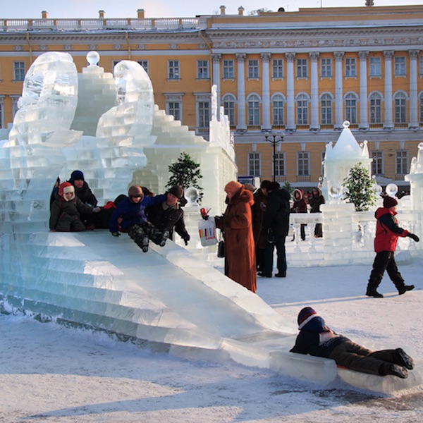 Scivoli di ghiaccio nel centro di San Pietroburgo