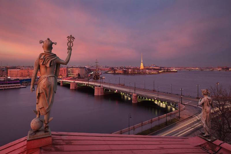 San Pietroburgo al tramonto vista dai tetti 
