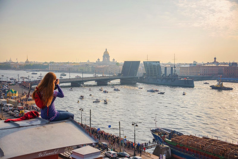 A veder le navi passare: l'alba dai tetti di San Pietroburgo