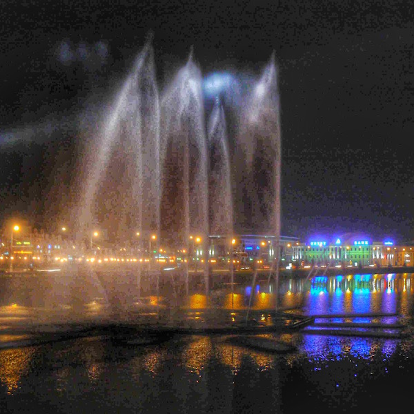 Queste sono le fontane danzanti sul fiume Volga che attraversa Kazan: la città è sicura anche di notte