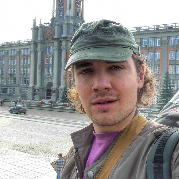 Passeggiando: dietro di me la Duma e la statua di Lenin nel centro città