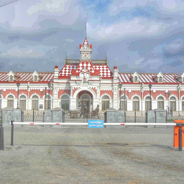 Yekaterinburg si trova a 1.667 km a est di Mosca ed è considerata come il confine tra la Russia europea e quella asiatica. Qui un bel palazzo nei pressi della stazione dei treni