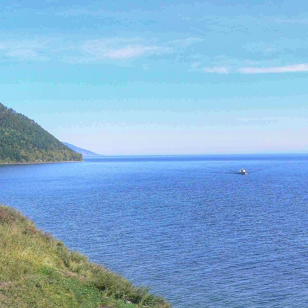 Vista sul lago Baikal dalla parte alta della costa: è grazie a questi luoghi che capisci il motivo di tante ore di viaggio 