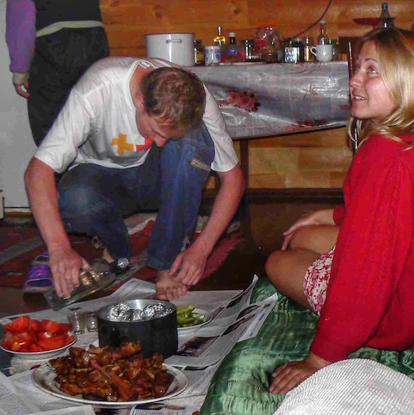 Questi sono gli shashliki russi (carne ai ferri) dopo la sauna: non possono mancare insalate russe e vodka!