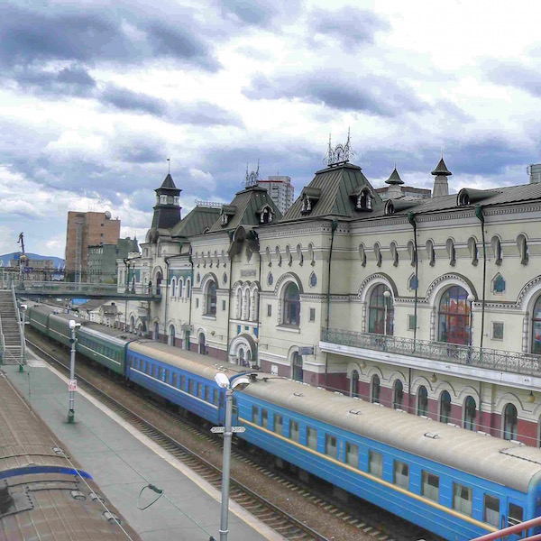 Da Ulan-Ude prendo il treno per Vladivostok: sono circa 30 ore di viaggio. Questa è la bella stazione dei treni di Vladivostok