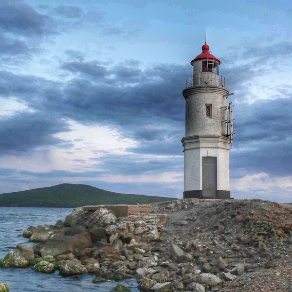 Un faro a Vladivostok: da qui è bello aspettare sera e godersi il tramonto sul mare
