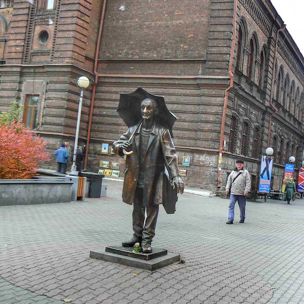 Una delle tante simpatiche statue in centro a Krasnoyarsk: la città è carina e piacevole, nonostante il tempo brutto del primo giorno