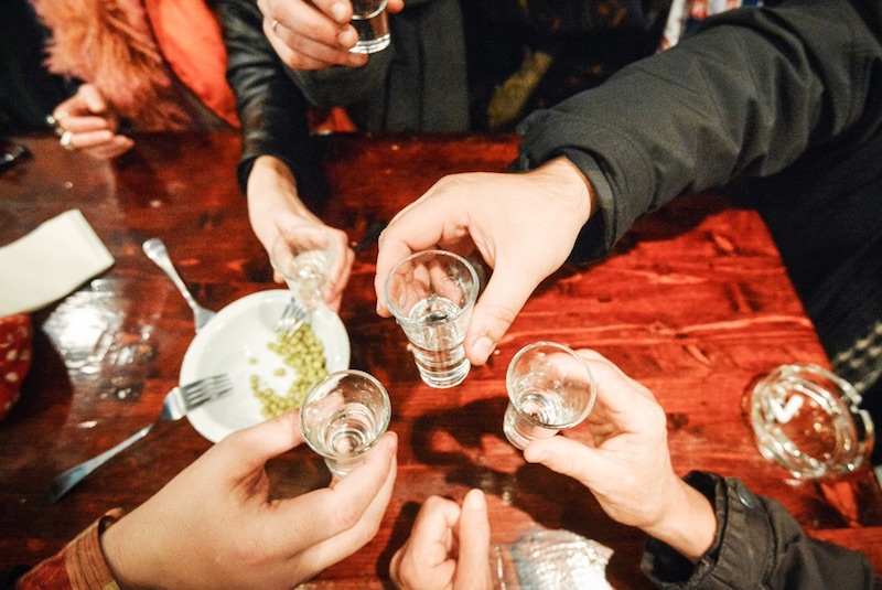 Un brindisi di vodka in un bar di San Pietroburgo
