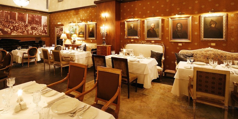 Gli eleganti interni del ristorante Zar di San Pietroburgo
